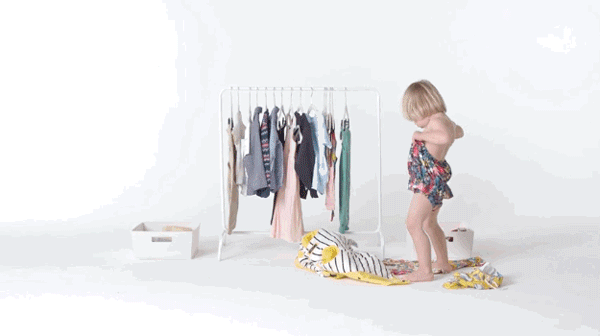 小盆友们第一次自己穿衣服是啥情况？这些视频太萌了