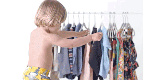 小盆友们第一次自己穿衣服是啥情况？这些视频太萌了