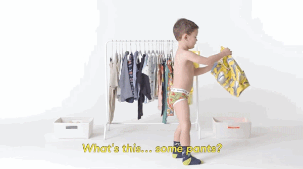 小盆友们第一次自己穿衣服是啥情况？这些视频太萌了