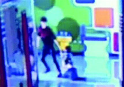 小学生逃课遭老师殴打 老师:他打骂我在先(图)