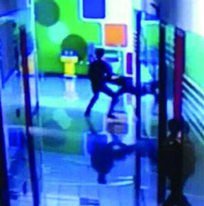 小学生逃课遭老师殴打 老师:他打骂我在先(图)