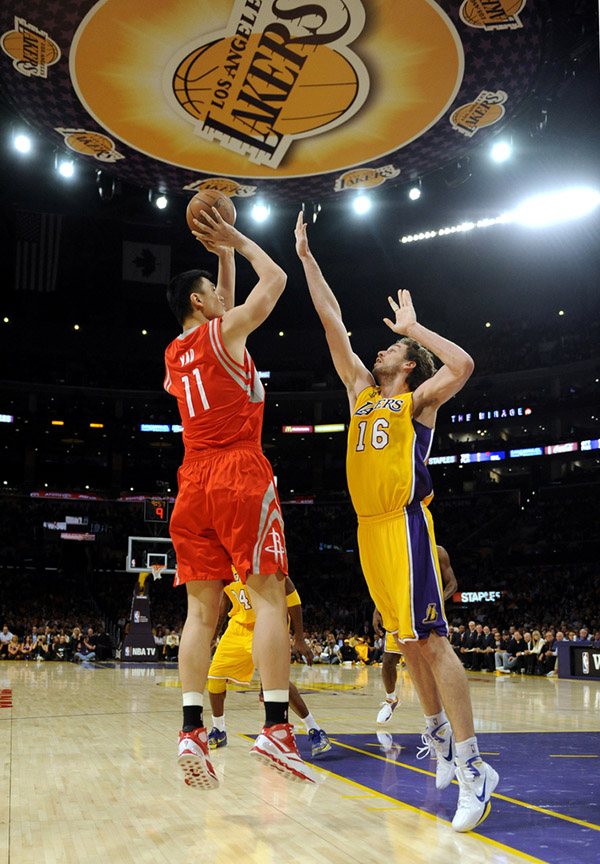 张佳玮|一人打爆湖人三大内线+科比，姚明进名人堂谁还敢黑