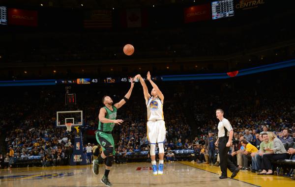 不敌绿军主场54连胜终结，勇士创历史概率缩水至51%