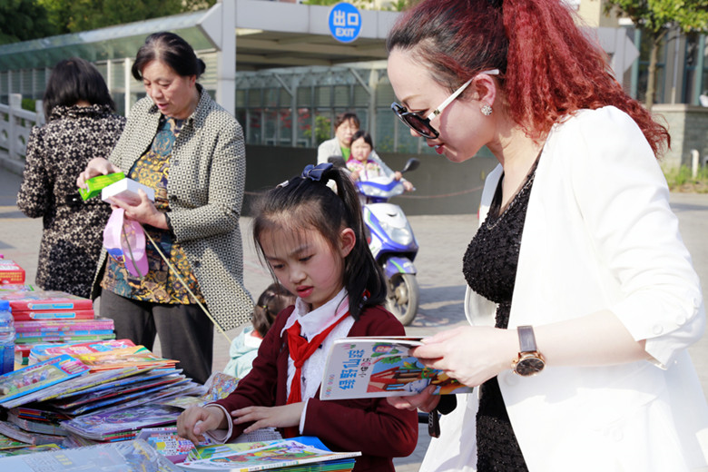 一对母女认真挑选图书