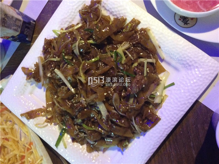 干炒牛河，量大，油还可以，对我这种胃口大的胖子来说很好很合适，二个MM点一份这个就够了，嘿嘿