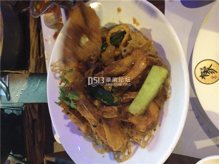 藕宴，说辣其实不辣，是开背虾和藕片，藕片很薄很脆，有点象薯片的感觉