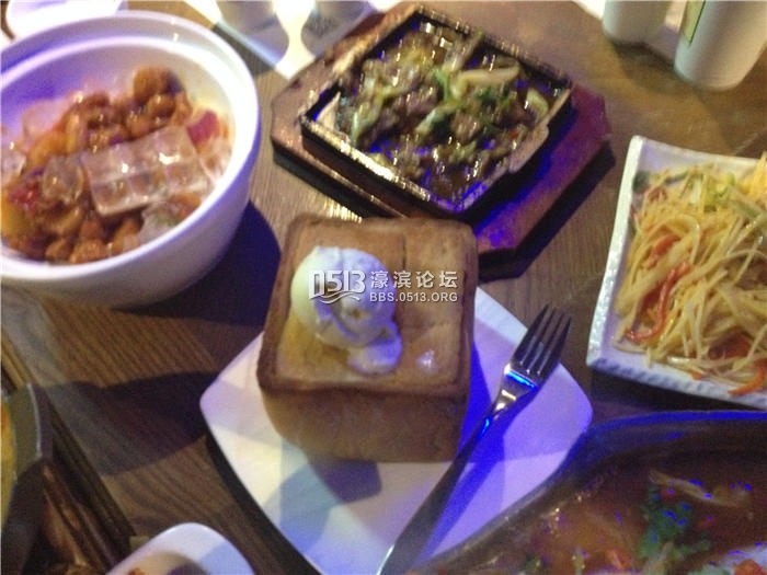 蜂蜜厚多士，很多店都有，中规中距。。