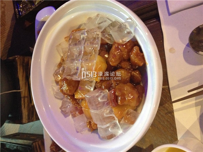 冰镇凤梨咕咾肉，冰火两重天，外面冰冰，里面咬开酸酸甜甜的，肉评价正常分值，加了冰，就加了好多分。