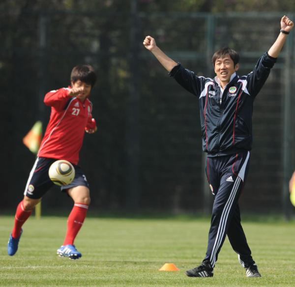 国足12强赛遭遇韩国伊朗，高洪波：我们要以柔克刚