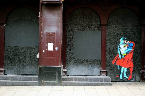 超人和蝙蝠侠在街头拥吻，只为告诉人们什么才是真正的平等