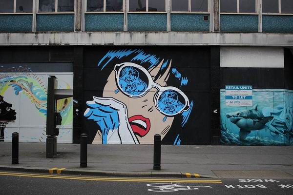 超人和蝙蝠侠在街头拥吻，只为告诉人们什么才是真正的平等