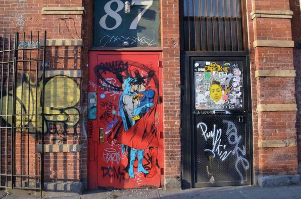 超人和蝙蝠侠在街头拥吻，只为告诉人们什么才是真正的平等