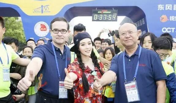 同样是明星，一个带妹妹挑战10公里，一个“假跑”赚百万？