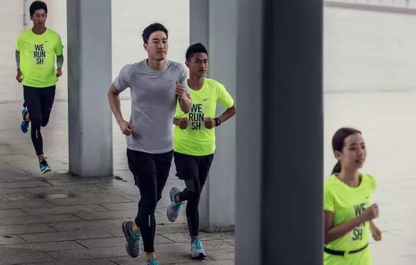 同样是明星，一个带妹妹挑战10公里，一个“假跑”赚百万？