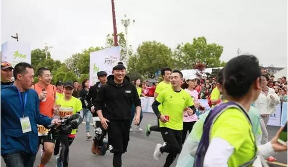 同样是明星，一个带妹妹挑战10公里，一个“假跑”赚百万？