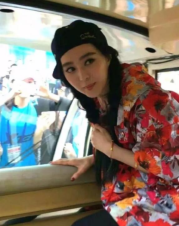 同样是明星，一个带妹妹挑战10公里，一个“假跑”赚百万？