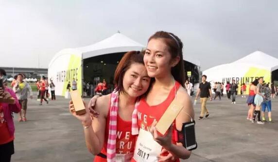 同样是明星，一个带妹妹挑战10公里，一个“假跑”赚百万？