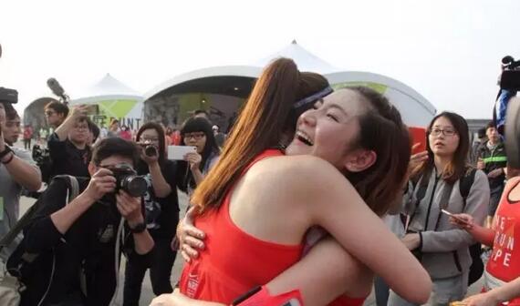 同样是明星，一个带妹妹挑战10公里，一个“假跑”赚百万？