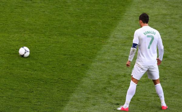 谁还敢说C罗任意球不行？现在他可是得了齐达内真传