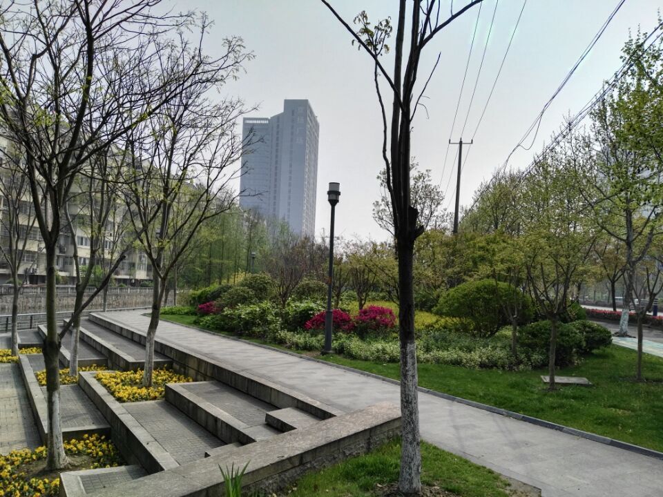 远远望去可见京扬数码城