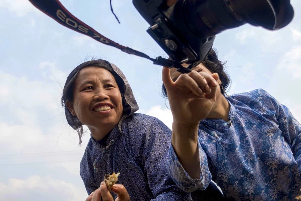 山村里来了摄影师（壮族）