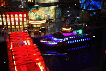 太萌了！现在你可以像巨人一样俯瞰上海这座小城