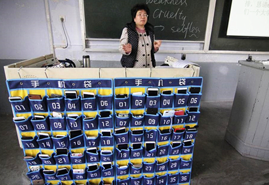 澎湃联播|上课玩手机？你们这届学生不行啊