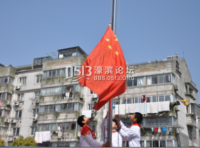 庄严的升旗，小升旗手有模有样