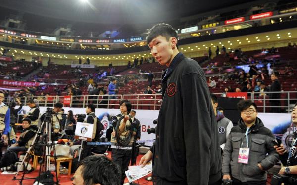 排名下滑，国家队俱乐部态度冷淡，周琦为何还要执意选秀？