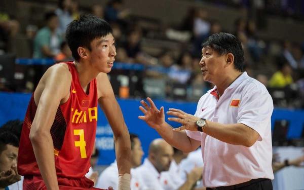 排名下滑，国家队俱乐部态度冷淡，周琦为何还要执意选秀？