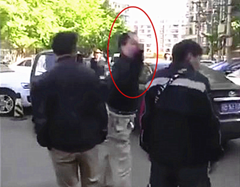 澎湃联播|快递员被打怎么办？他需要一台铲车