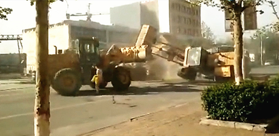 澎湃联播|快递员被打怎么办？他需要一台铲车