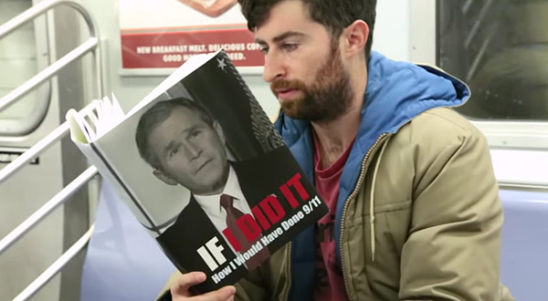 趣看｜在地铁读本“羞耻书”，你的邻座怎么看？