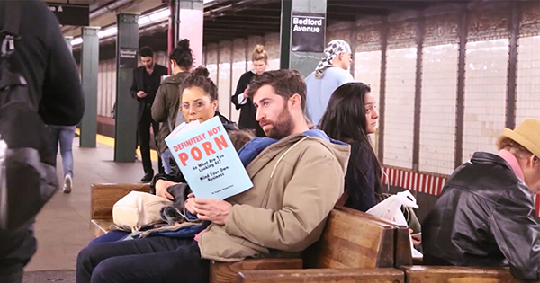 趣看｜在地铁读本“羞耻书”，你的邻座怎么看？