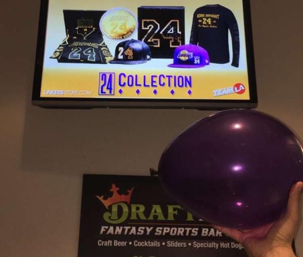 科比告别战一袋空气卖上万美元！连气球和纸屑都有人买