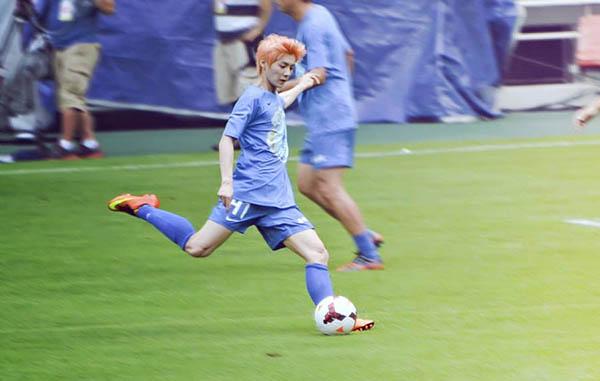 曼联官方祝贺鹿晗生日快乐，他的球技连范志毅们都“点赞”