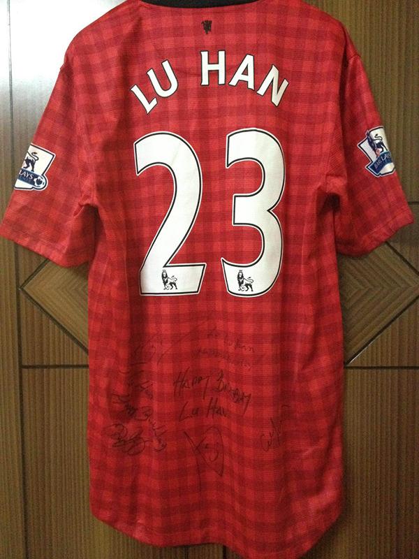 曼联官方祝贺鹿晗生日快乐，他的球技连范志毅们都“点赞”