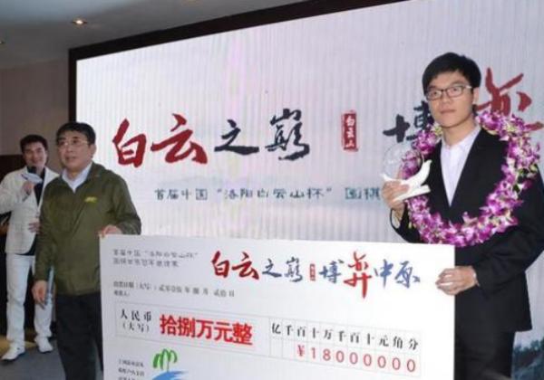 上厕所都有粉丝堵着，羞涩柯洁连说三遍“我不是网红”