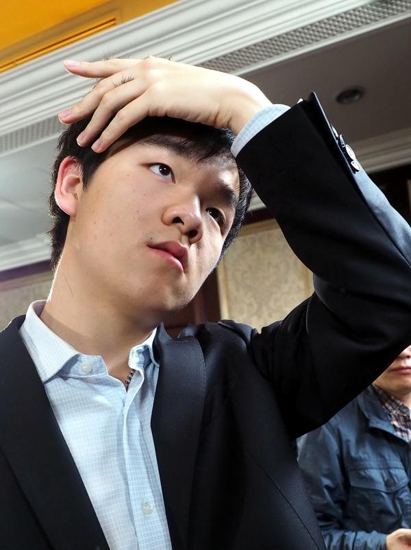 上厕所都有粉丝堵着，羞涩柯洁连说三遍“我不是网红”