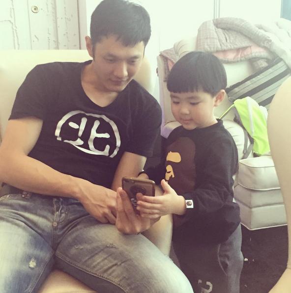 扒遍朋友圈，告诉你足坛大咖都用什么手机壳？