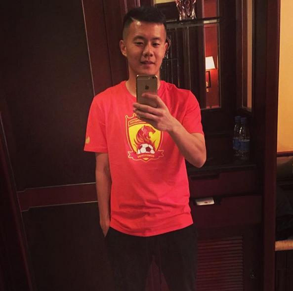 扒遍朋友圈，告诉你足坛大咖都用什么手机壳？