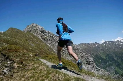 脊椎粉碎性骨折都无法阻止他奔跑，你还有什么理由懒惰