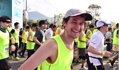 脊椎粉碎性骨折都无法阻止他奔跑，你还有什么理由懒惰