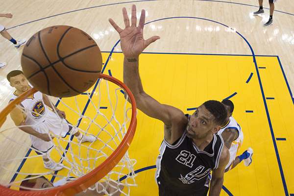 张佳玮｜邓肯四十不惑，他还是那一脸“篮球真奇妙”的表情