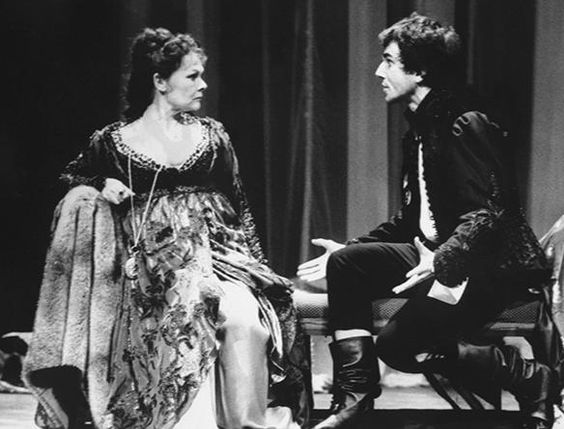 英国演艺圈的半壁江山，为了《哈姆雷特》一句台词吵起来了