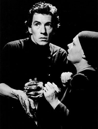 英国演艺圈的半壁江山，为了《哈姆雷特》一句台词吵起来了