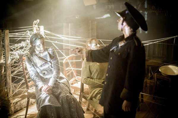 “看不懂”的《藏匿》，其实没那么难懂