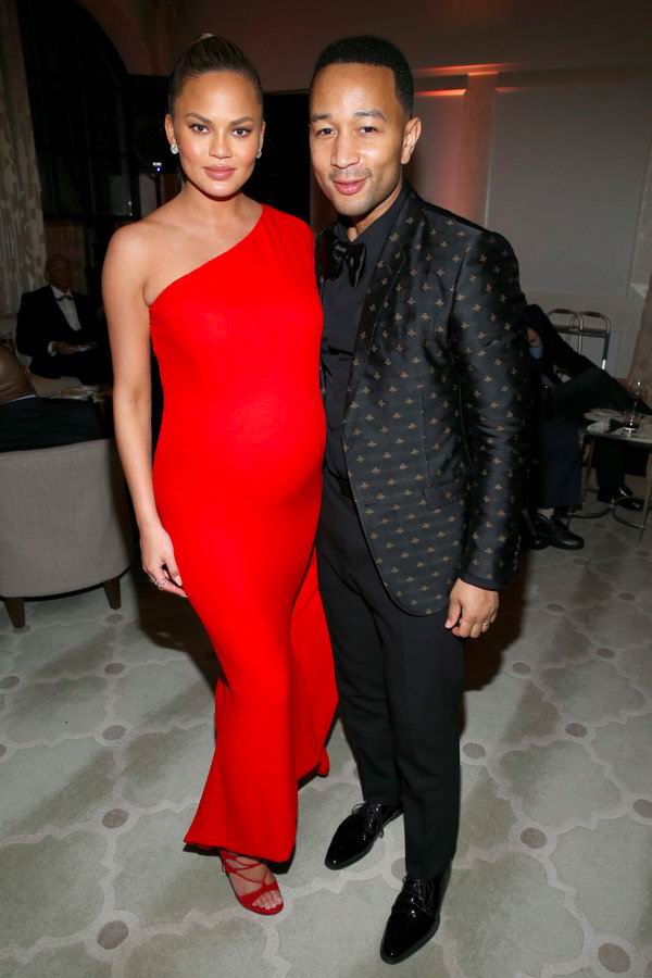 孕妇也美丽，混血性感名模在怀孕期间怎么打扮自己？