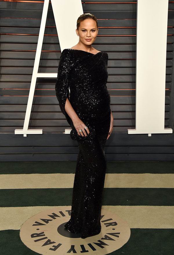 孕妇也美丽，混血性感名模在怀孕期间怎么打扮自己？