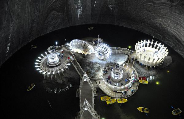 别再聊迪士尼了！罗马尼亚盐矿里有个不可思议的地下乐园